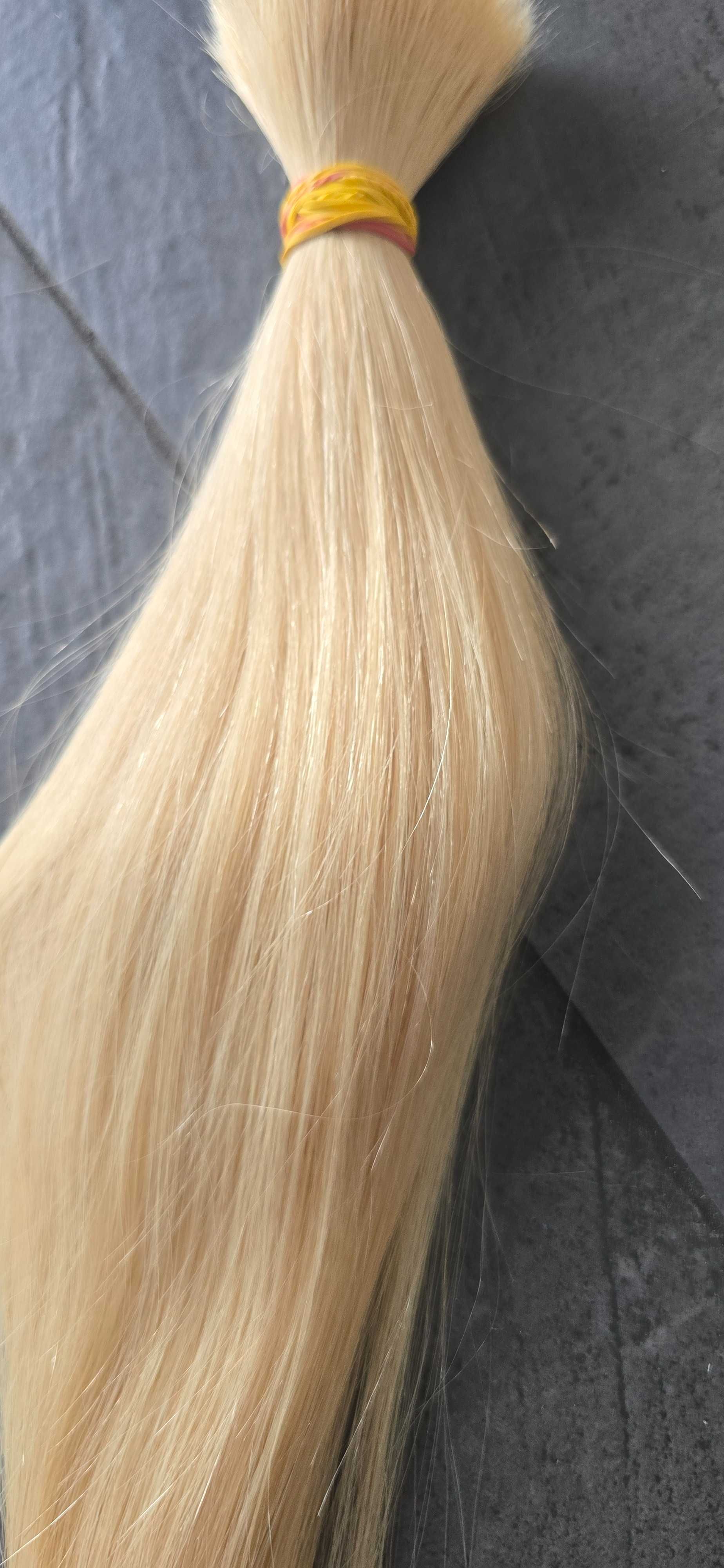 Włosy naturalne bardzo jasny blond 57cm waga 86 gram.