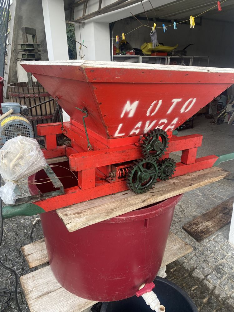 Esmagador, desengonçador de uvas com motor