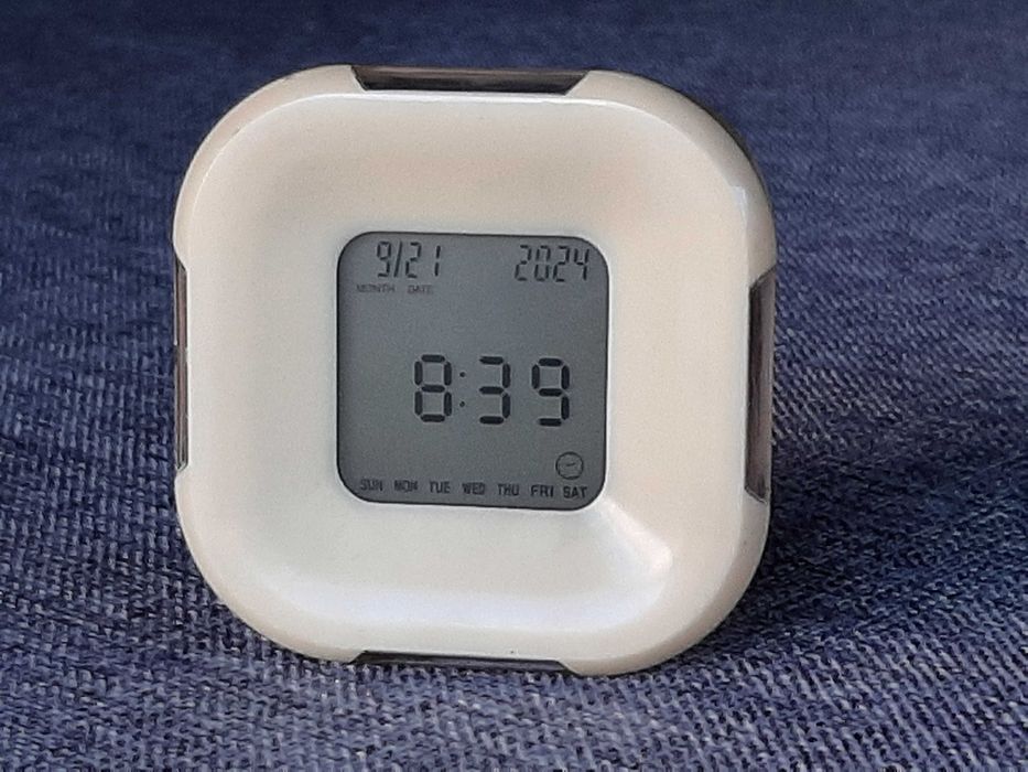ciekawy zegar 4 w 1 - budzik - termometr - minutnik z podświetleniem