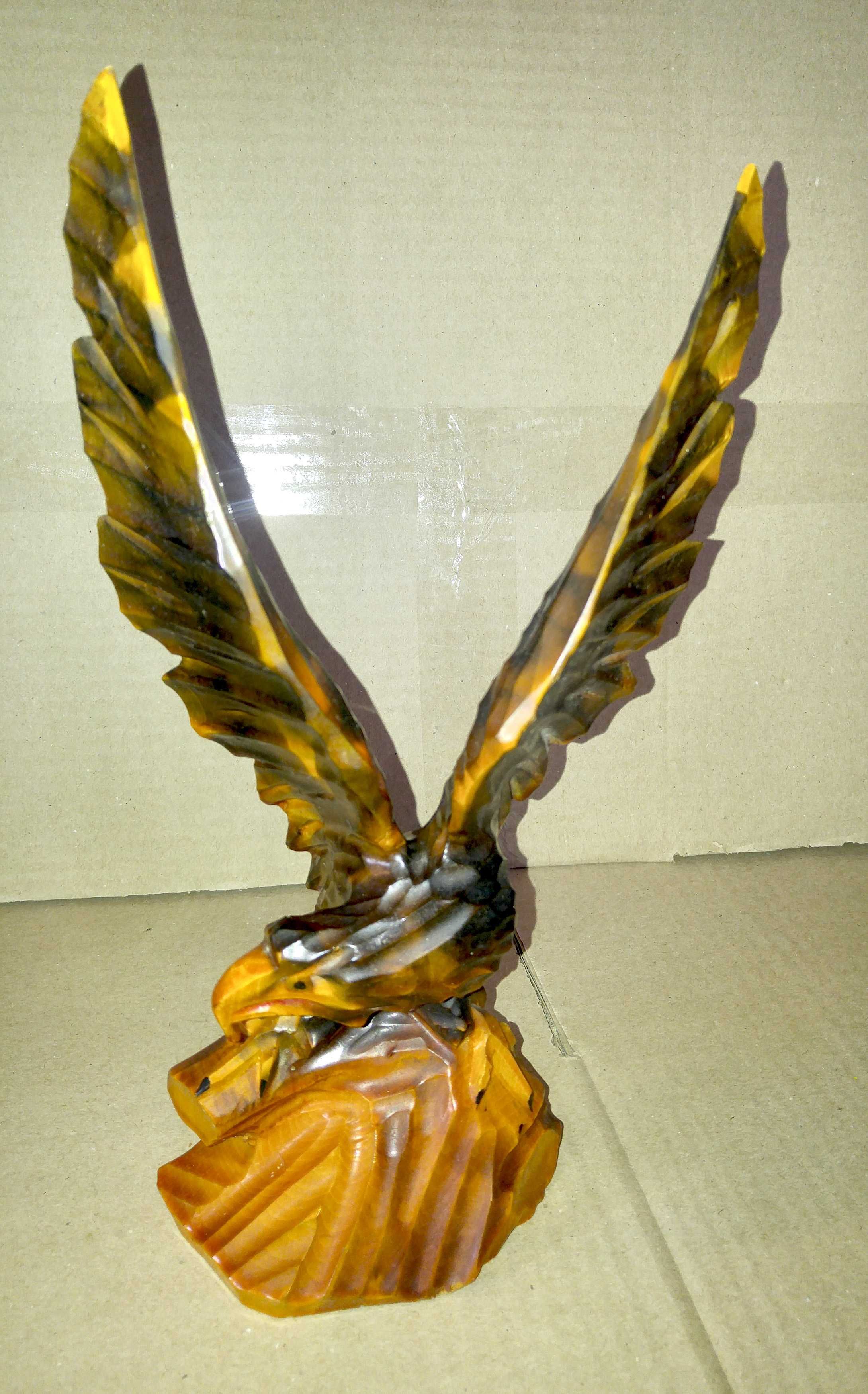 Дерев'яний орел статуетка
