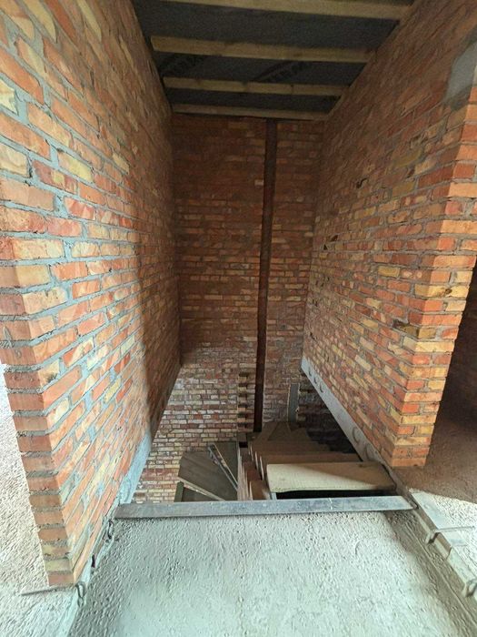 Новий таунхаус з червоної цегли в центральній частині міста. Галина