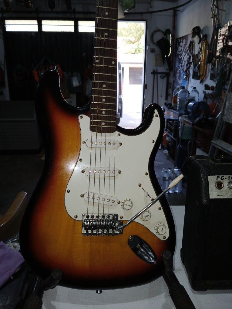 Guitarra elétrica com amplificador saco e tripé