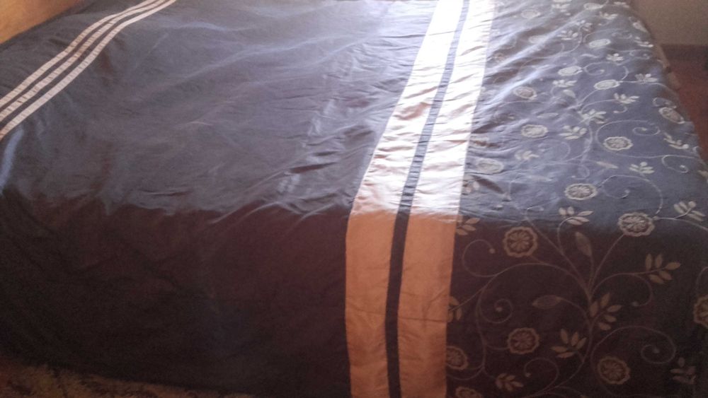 Colcha para cama de casal grande em tons dourada e castanha bom estado