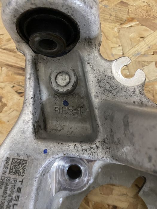 Tesla Model 3 кулак поворотний задній правий , цапфа