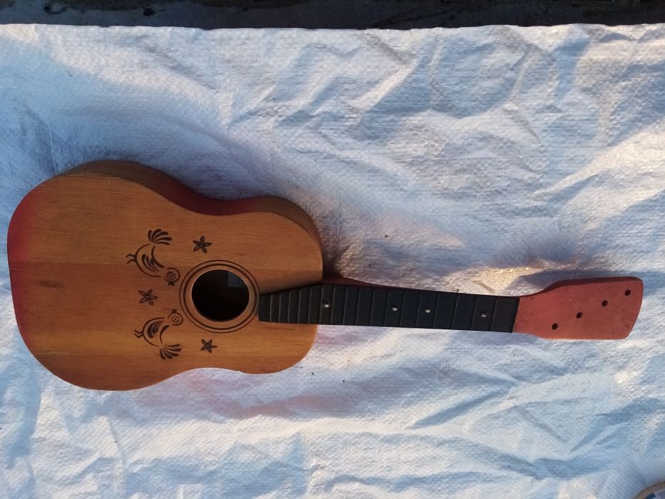 Продам гитару детскую. Цена 300.