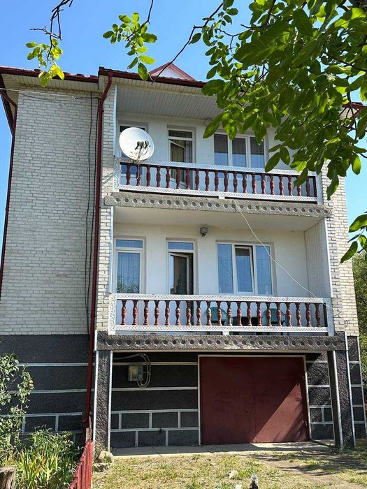 Продаж 2 пов будинку з 2 гаражеми і ділянкою на 12 соток, 236.5 кв.