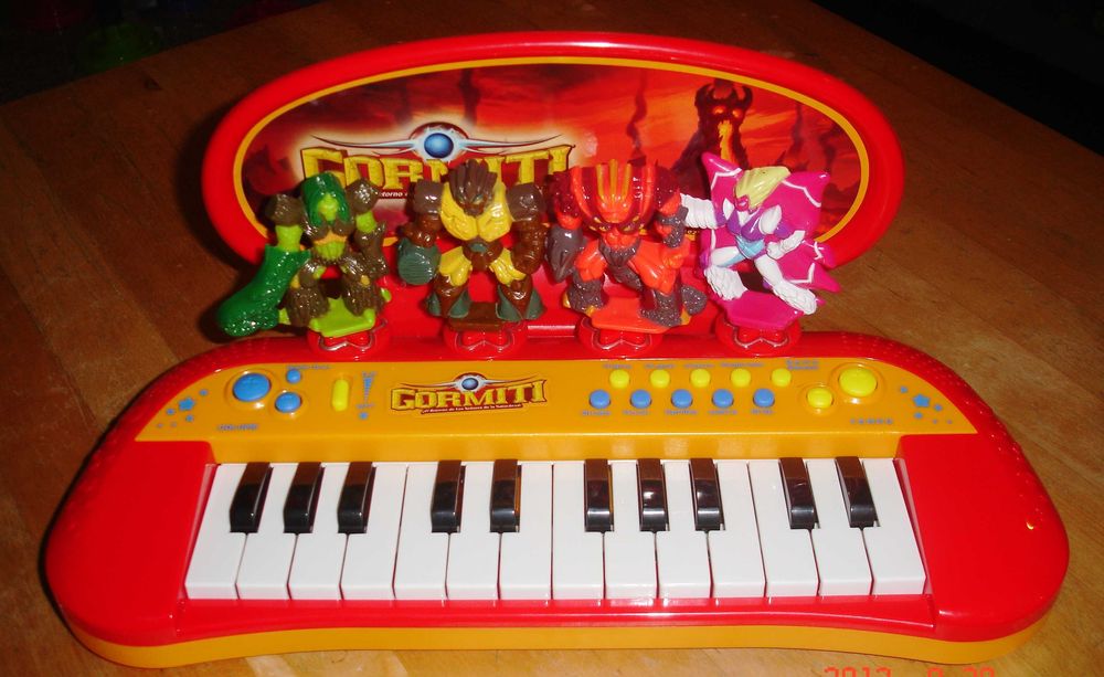 Piano com personagens dos Gormitis - NOVO