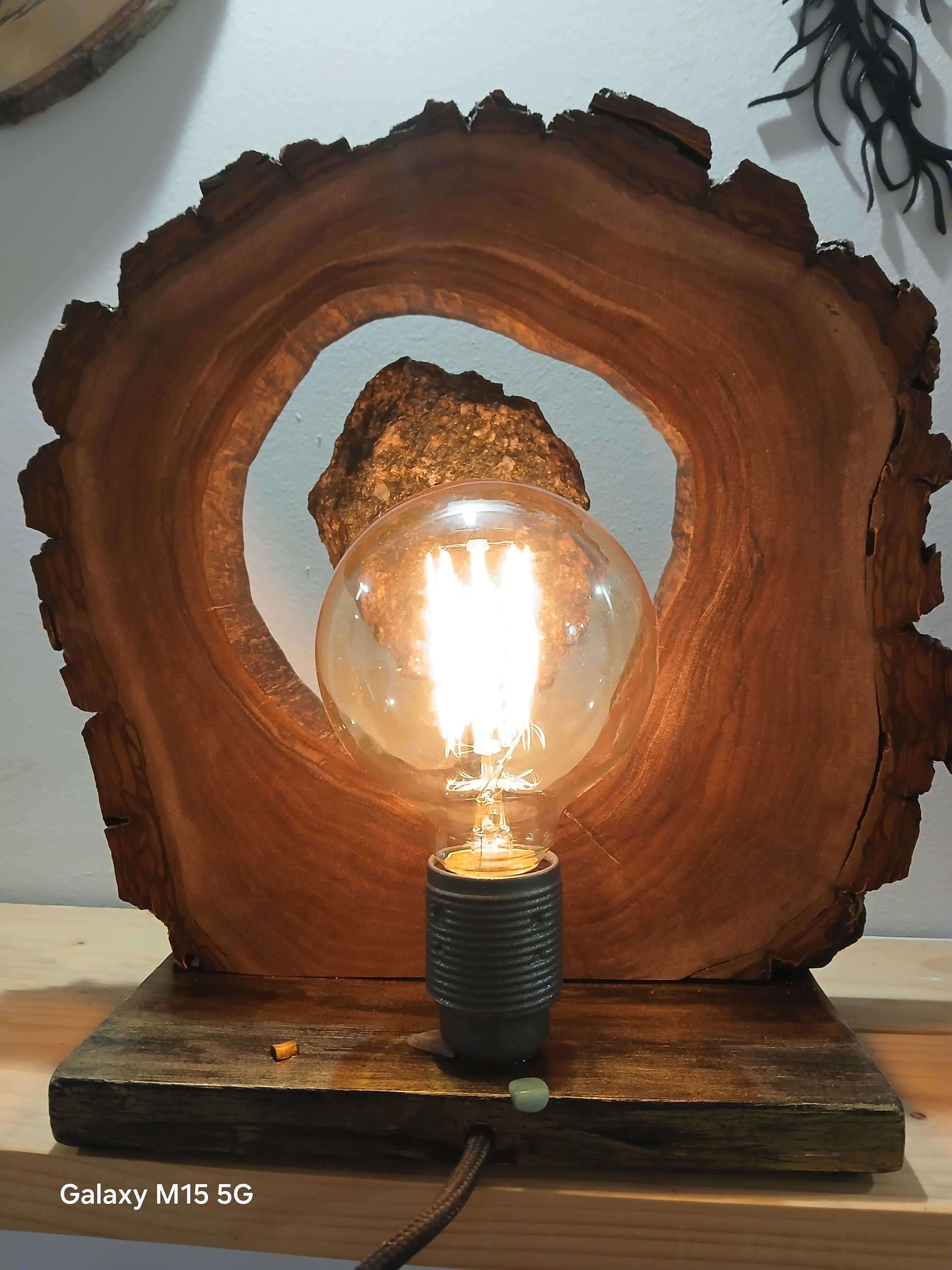 Lampa dekoracyjna w plastrze orzecha włoskiego