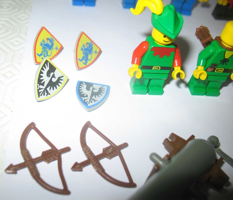 Conjunto Lego Vintage- 13 Minifiguras e vários Acessórios (Anos 80/90)