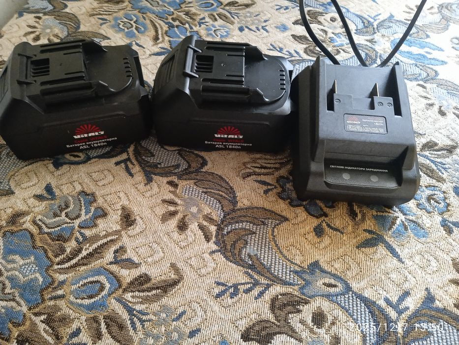 vitals 2 акамулятори 18v 4ah і зарядка до них