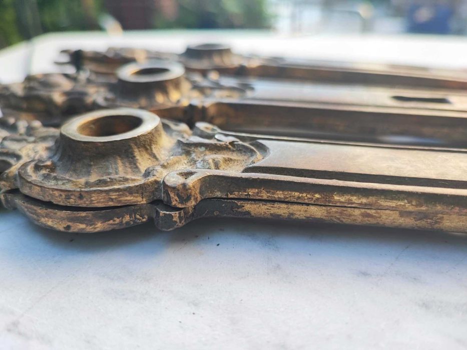 Stare szyldy,do drzwi,mosiężne,rozstaw 9,3 cm.cena za 1 komplet