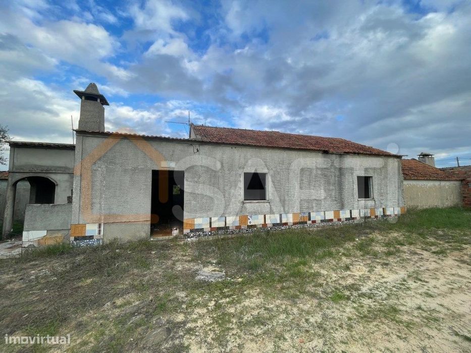 Quinta com duas moradias por recuperar em Grândola