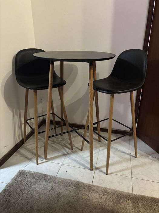 Cadeiras e mesa de bar