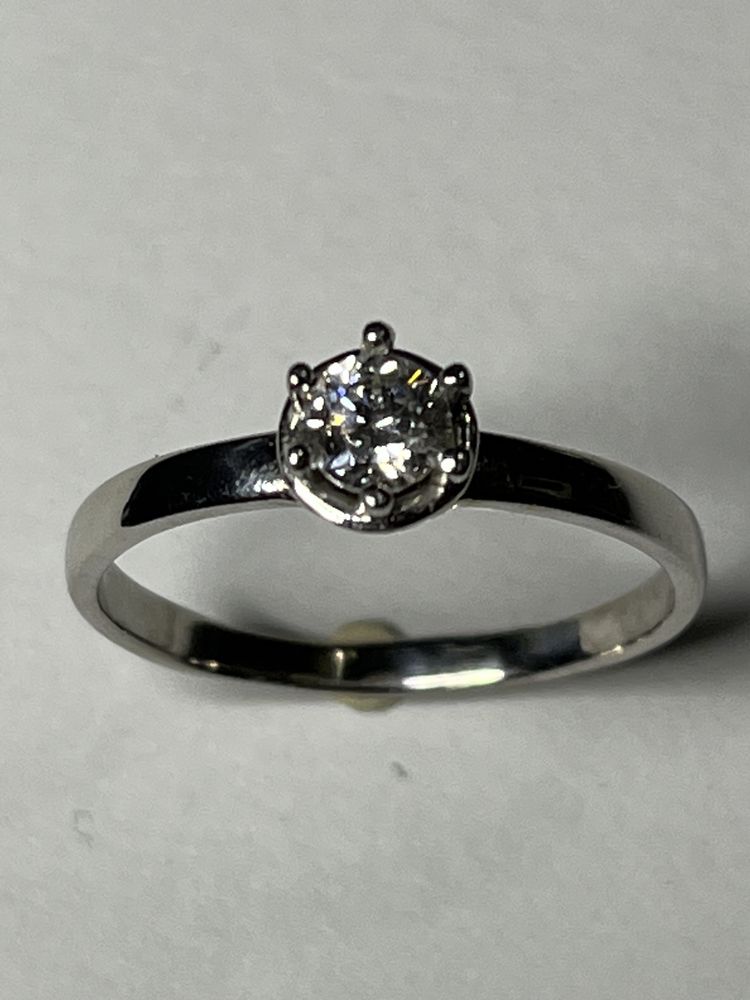 Золотое кольцо с бриллиантом .
