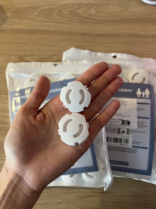 Ochraniacze/ zabezpieczenia / zaślepki do gniazdek przed dziećmi