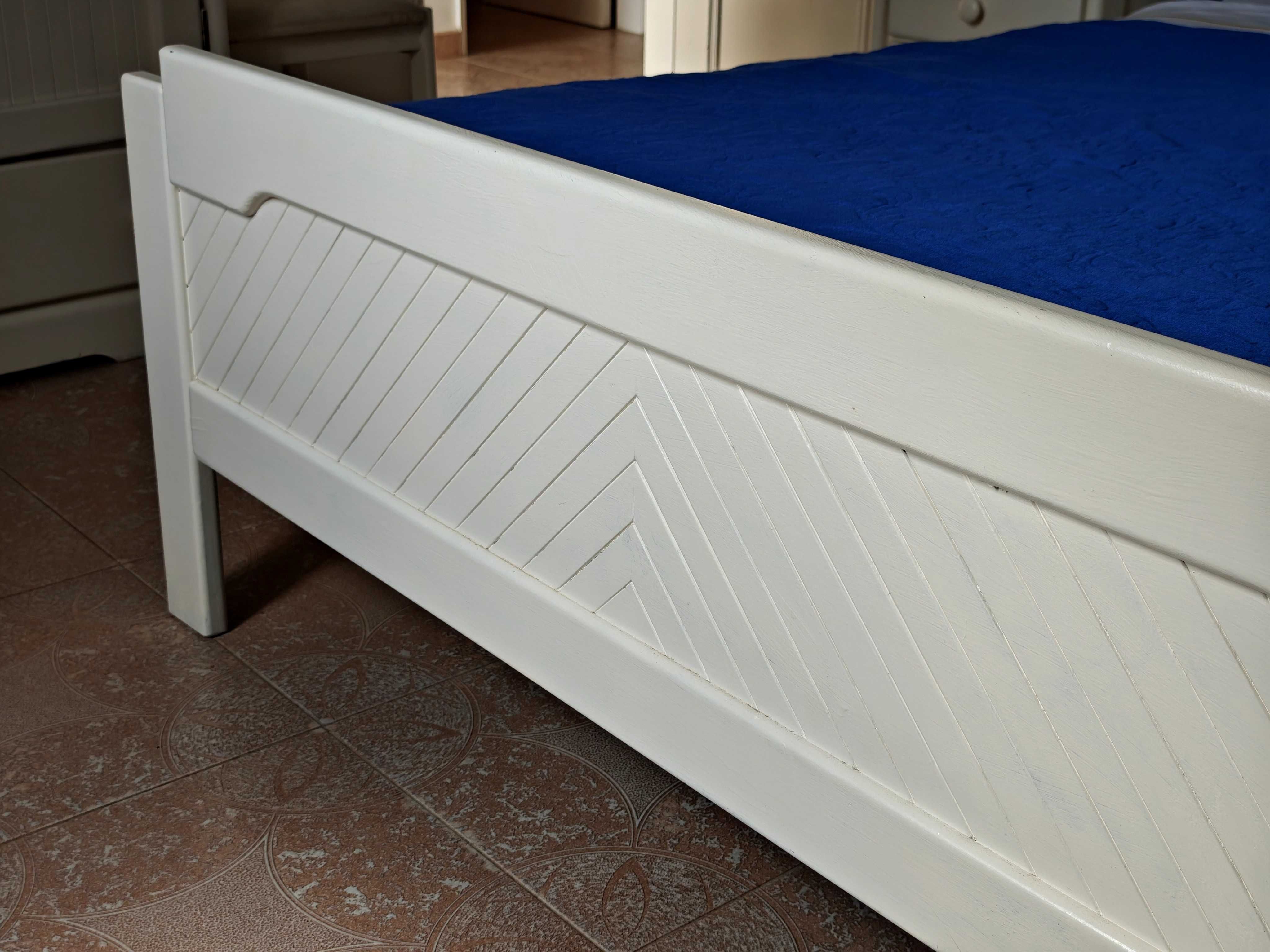Mobilia de quarto (Cama, colchão, mesa de cabeceira, cómoda, roupeiro)