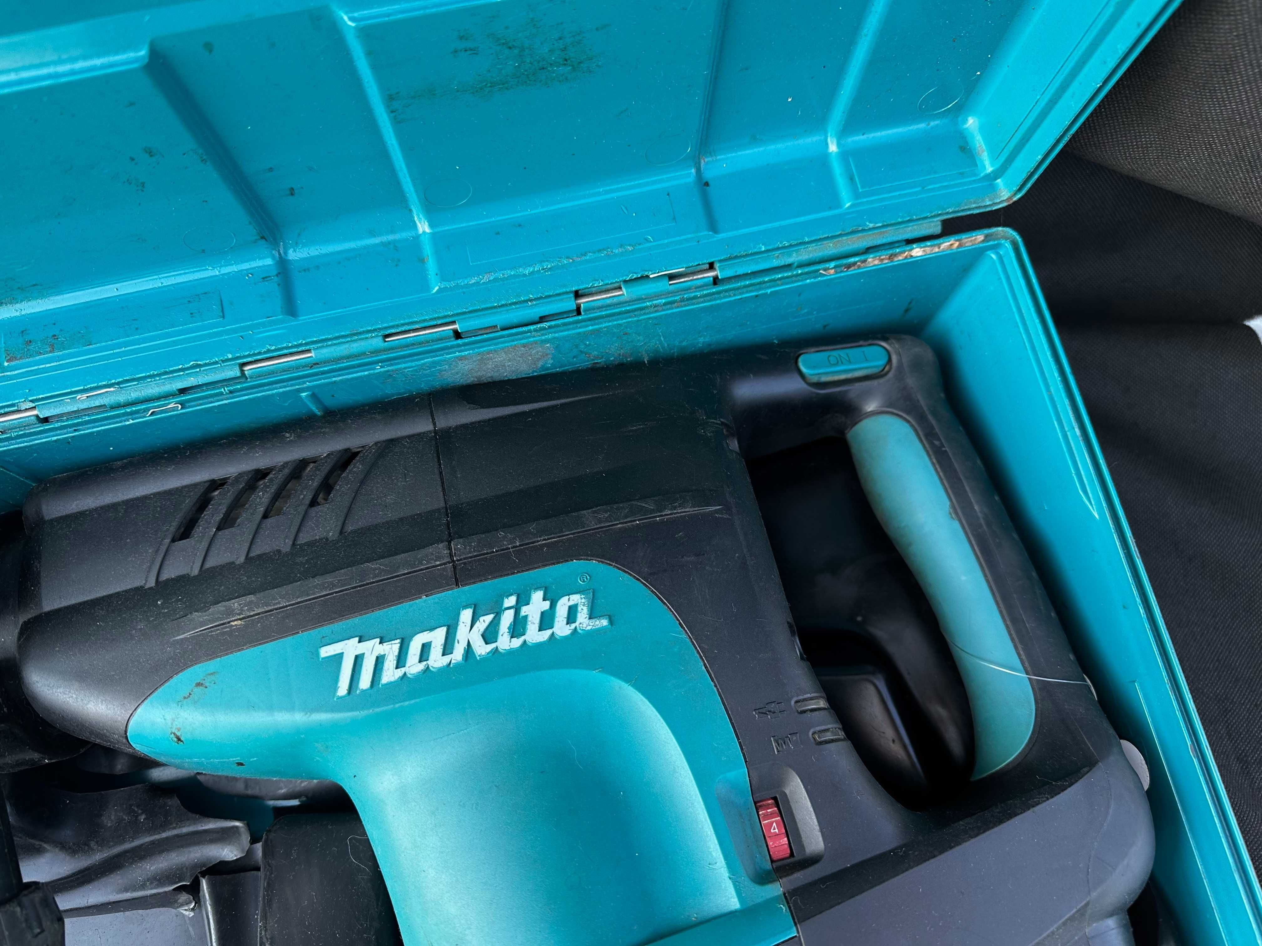 Młot Wyburzeniowy Makita HM1213C Dłuto/Walizka