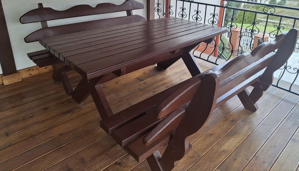 Drewniany stół i ławki
