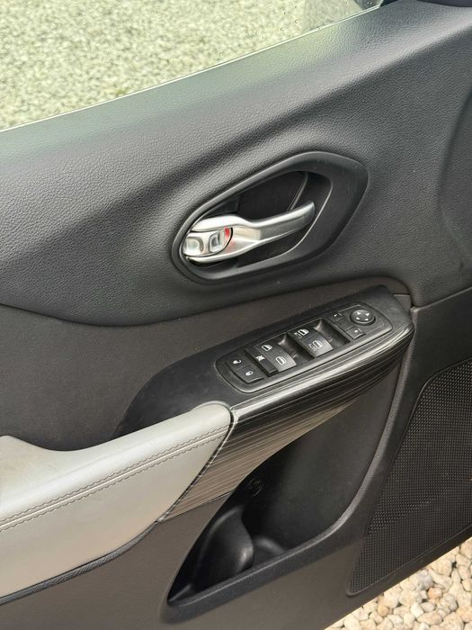 Продам Jeep Cherokee 4Х4 рік можлива розстрочка,кредит,обмін!