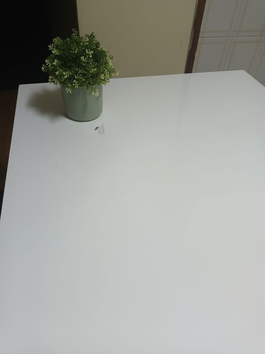Mesa de sala de jantar, kitnet ou cozinha.