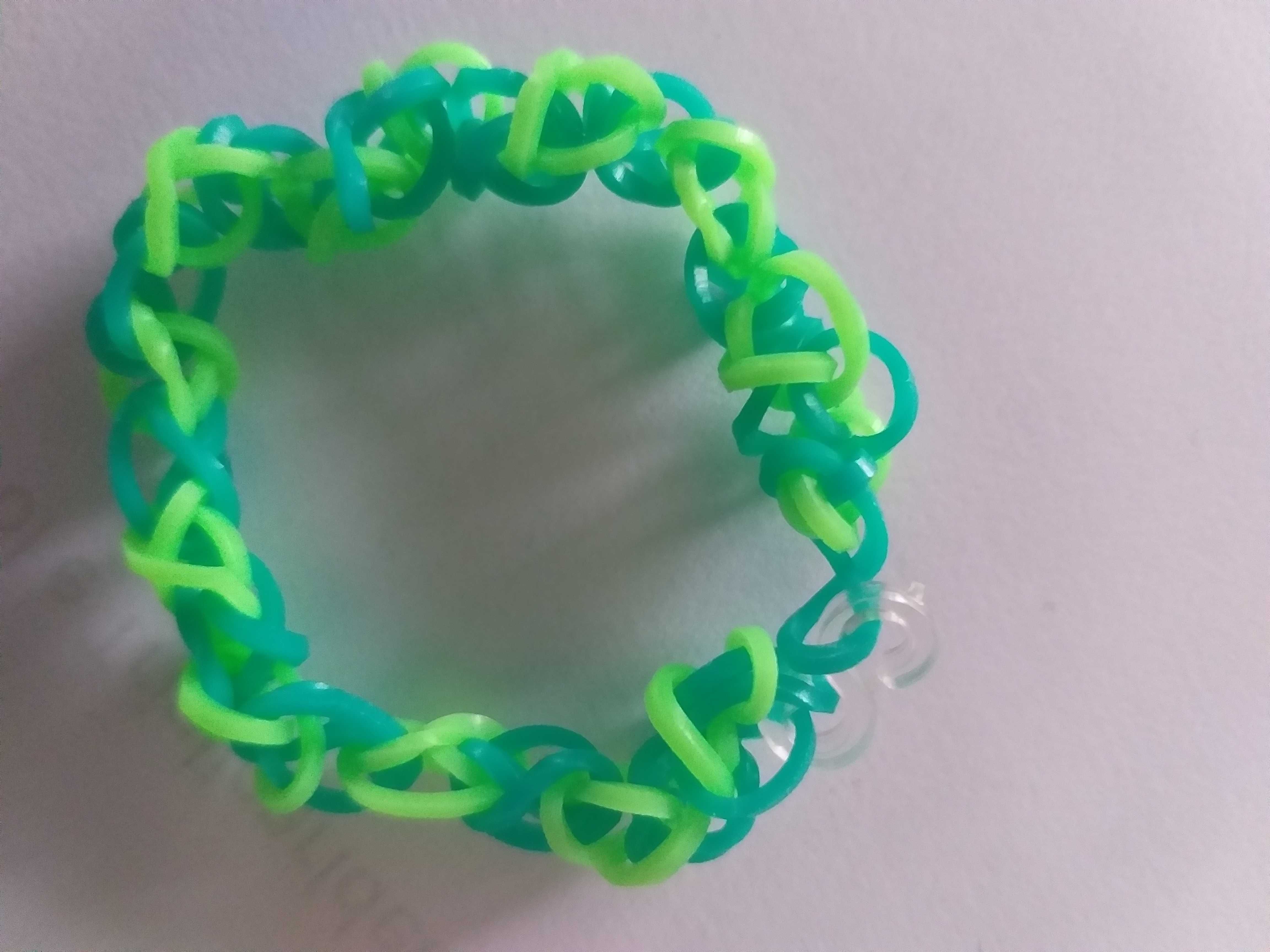 Pulseiras feitas com elásticos
