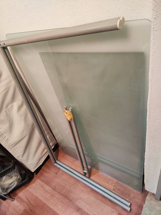 Vendo mesa de vidro tamanho médio.