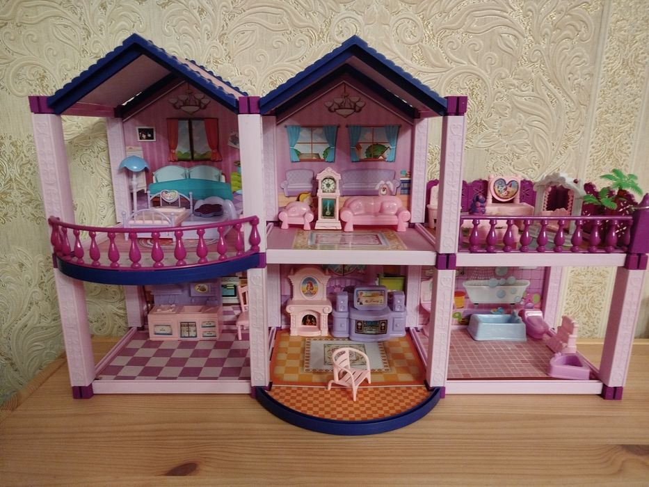 Domek dla lalek wraz z akcesoriami