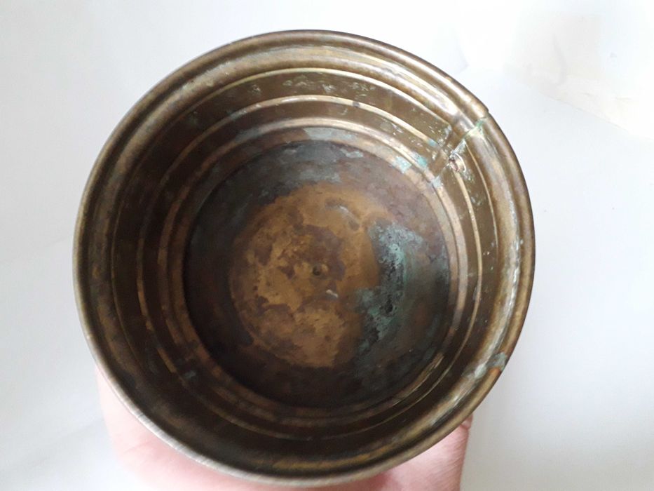 Piękna stara osłonka na doniczkę.