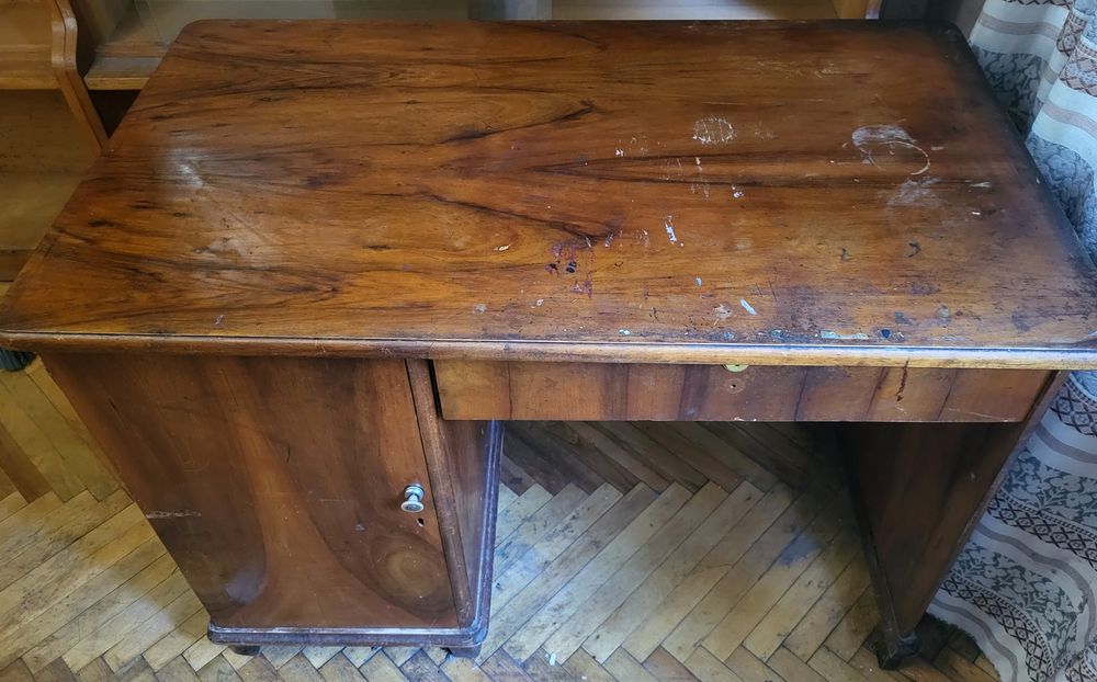 Старий письмовий стіл з шухлядами, під реставрацію