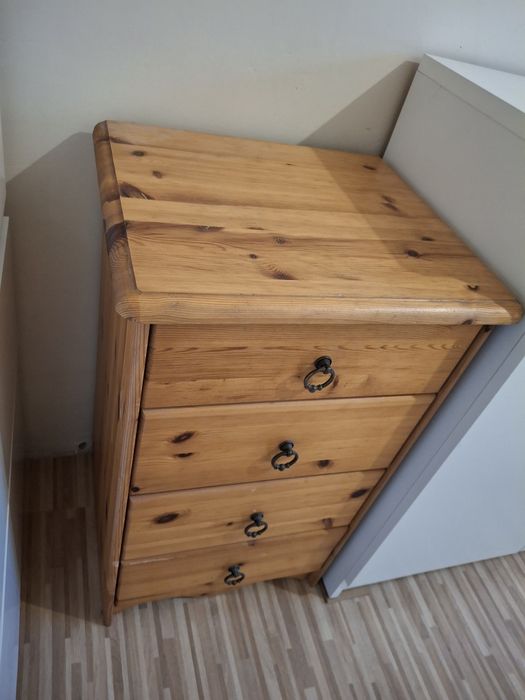 Sosnowa szafka na bieliznę