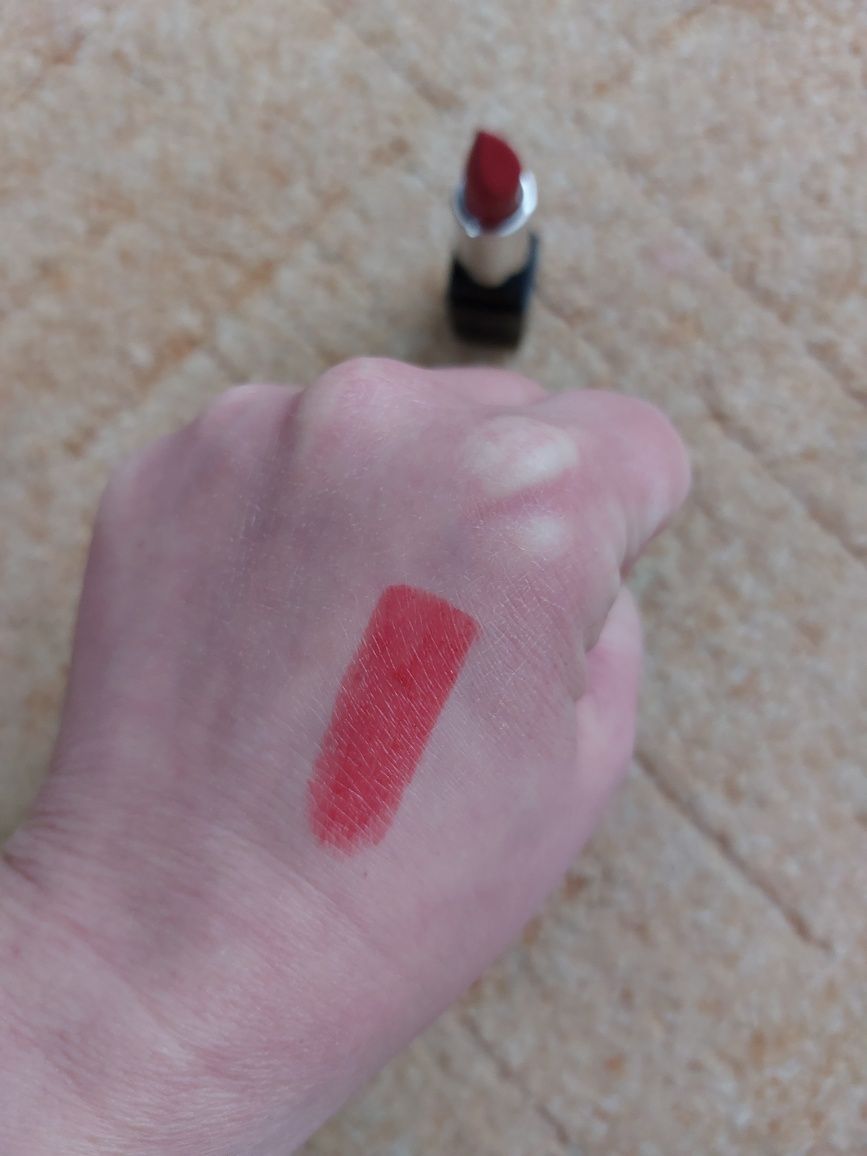 Pomadka odcień czerwieni glamour lipstick