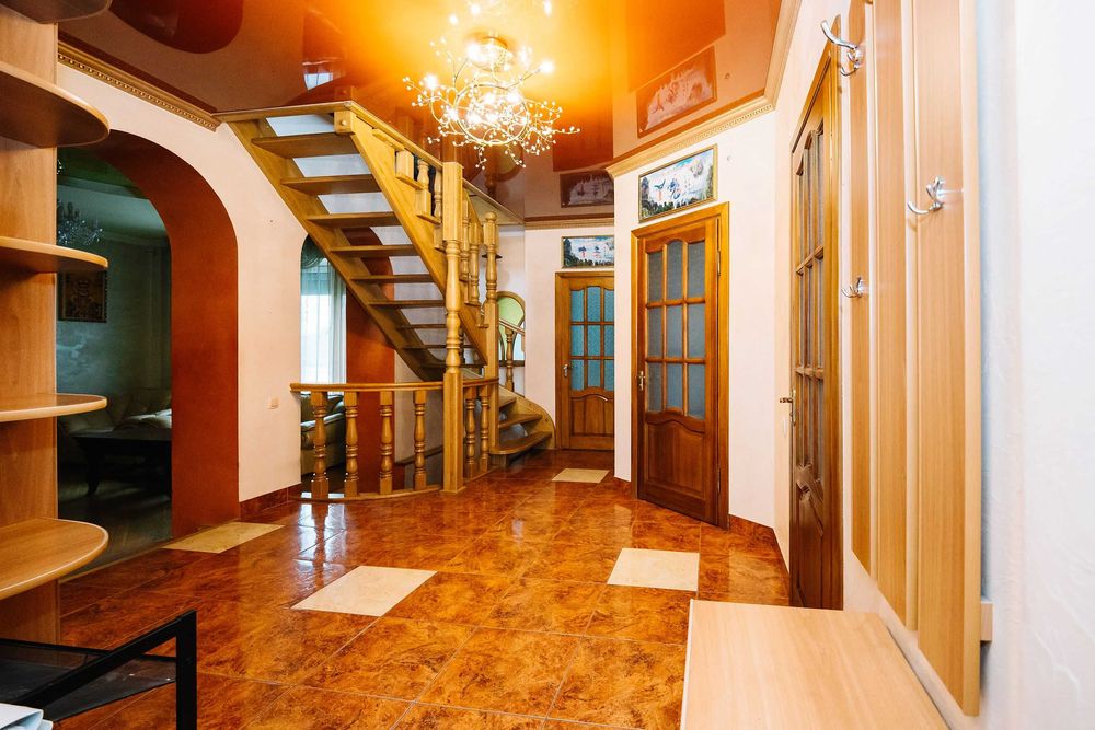 Простора дворівнева квартира в центрі!