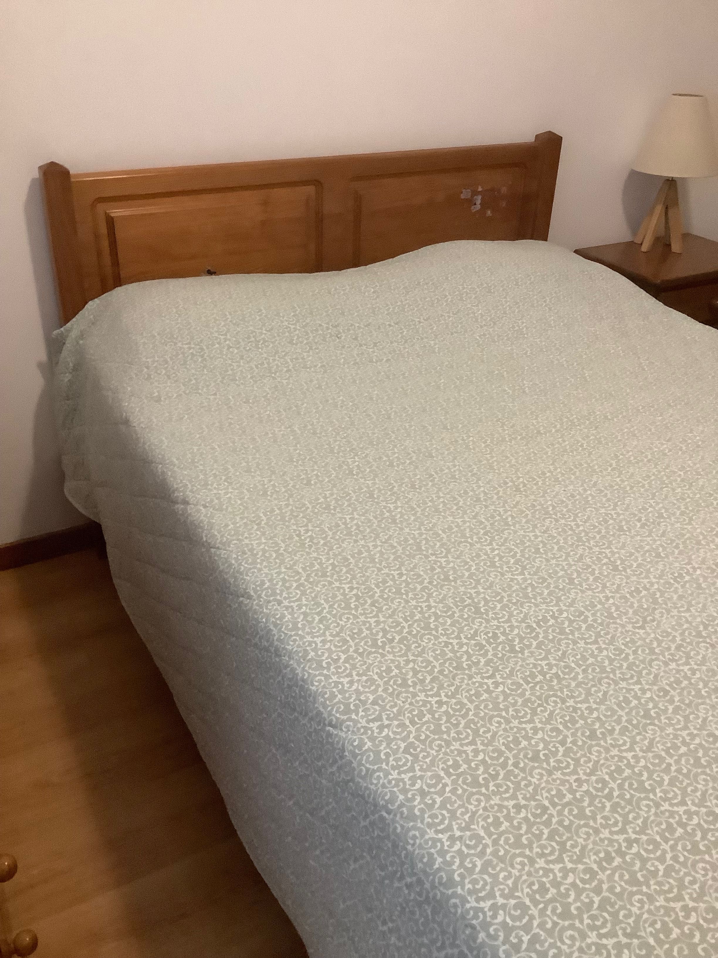 Vende-se Cama de casal 1.83x1.33 em óptimo estado de conservação