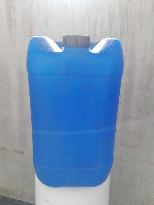Vendo Jerricans / Bidons de 20 litros (brancos) e 30 litros (azuis)