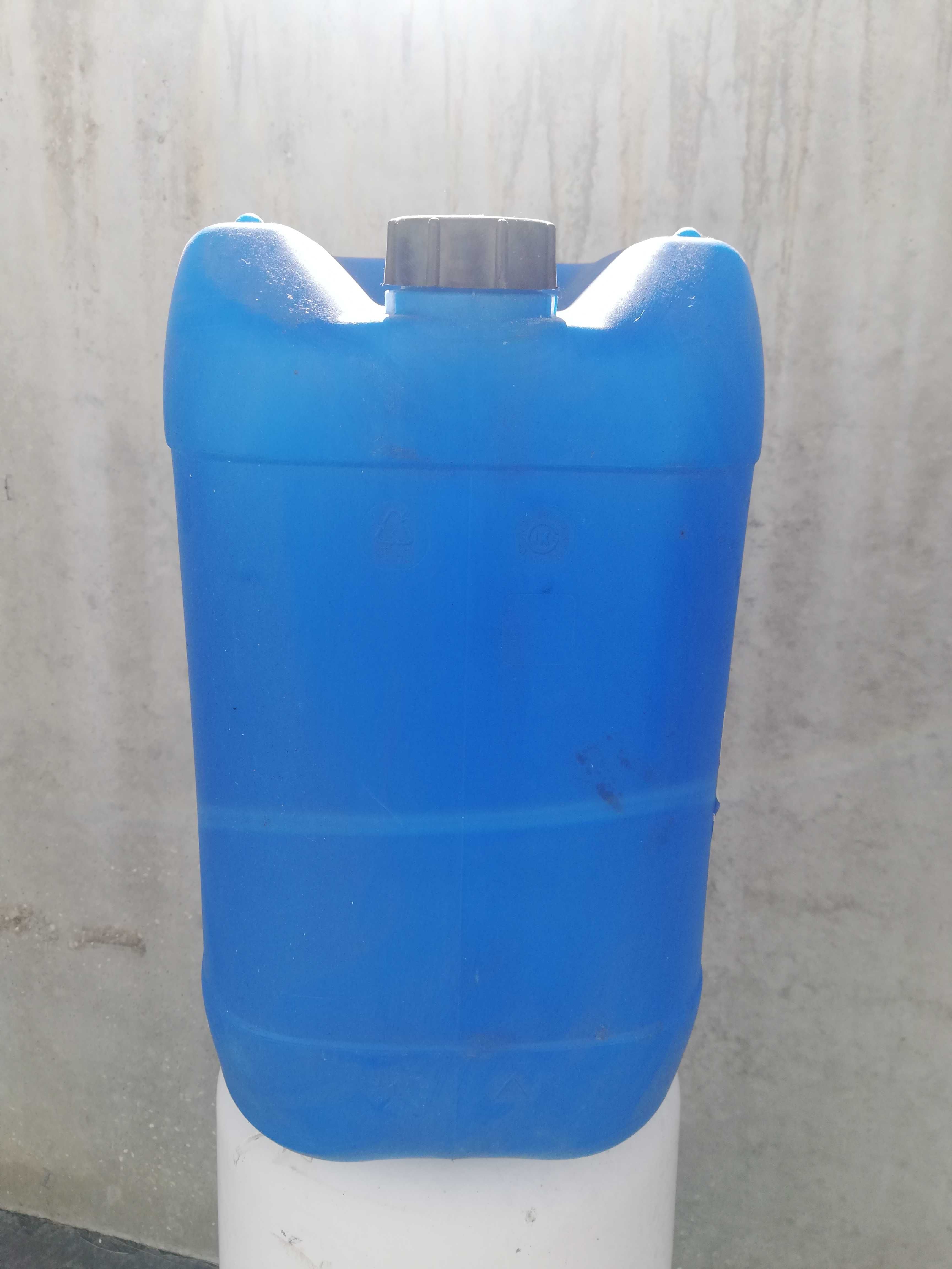 Vendo Jerricans / Bidons de 20 litros (brancos) e 30 litros (azuis)