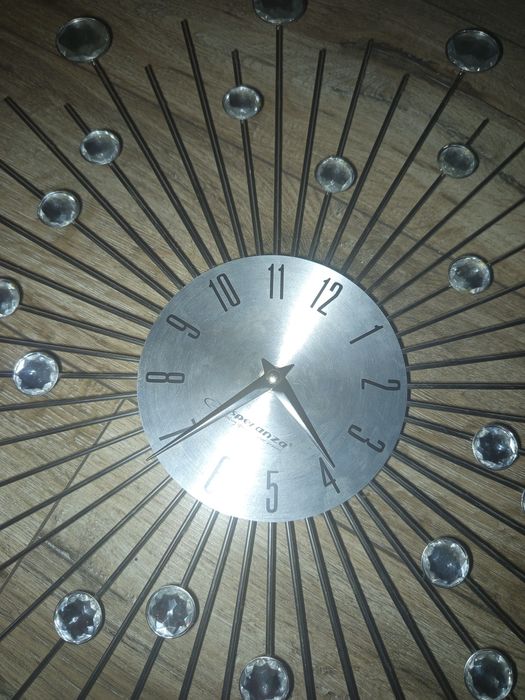 Zegar ścienny metalowy z kryształkami