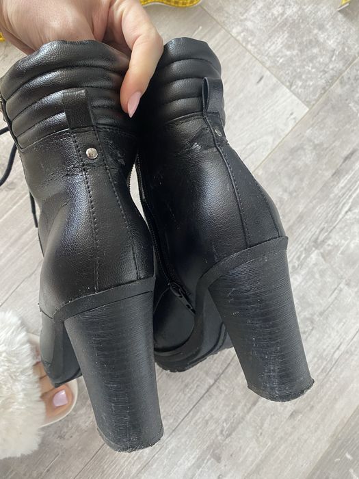 Botki guess czarne eko skóra skórzane oficerki na obcasie slupku