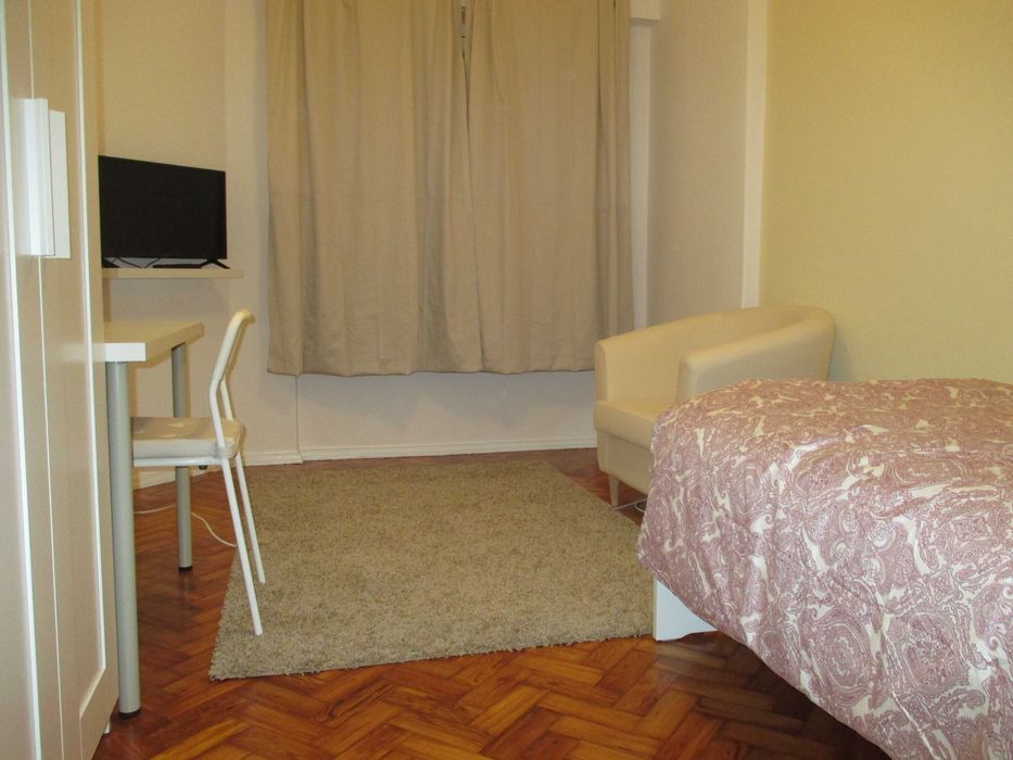 Quarto com WC Privativo (Falagueira - Metro Linha Azul)