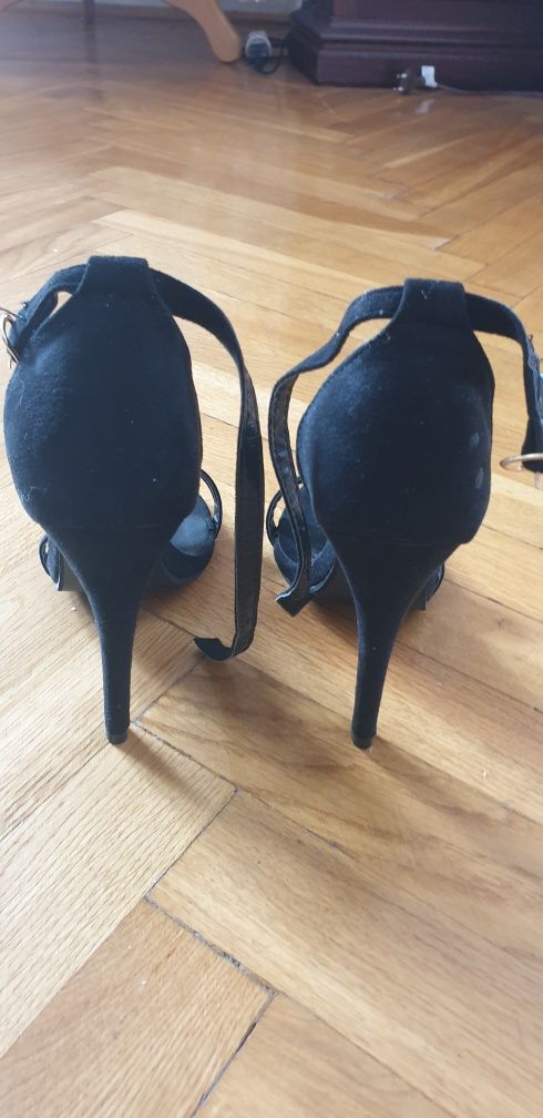 Czarne zamszowe buty sandały na wysokiej szpilce