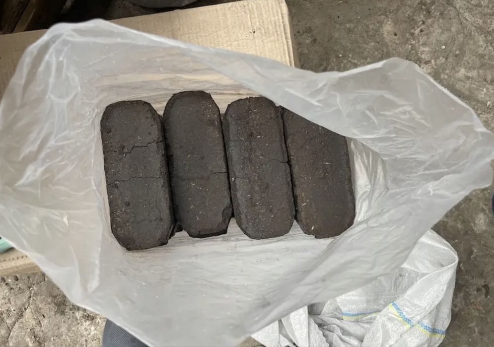 Брикет, торфобрикет, в мішках(270грн/40 кг ) та в бегах.
