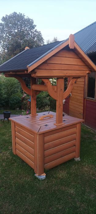 Huśtawka i studnia ogrodowa