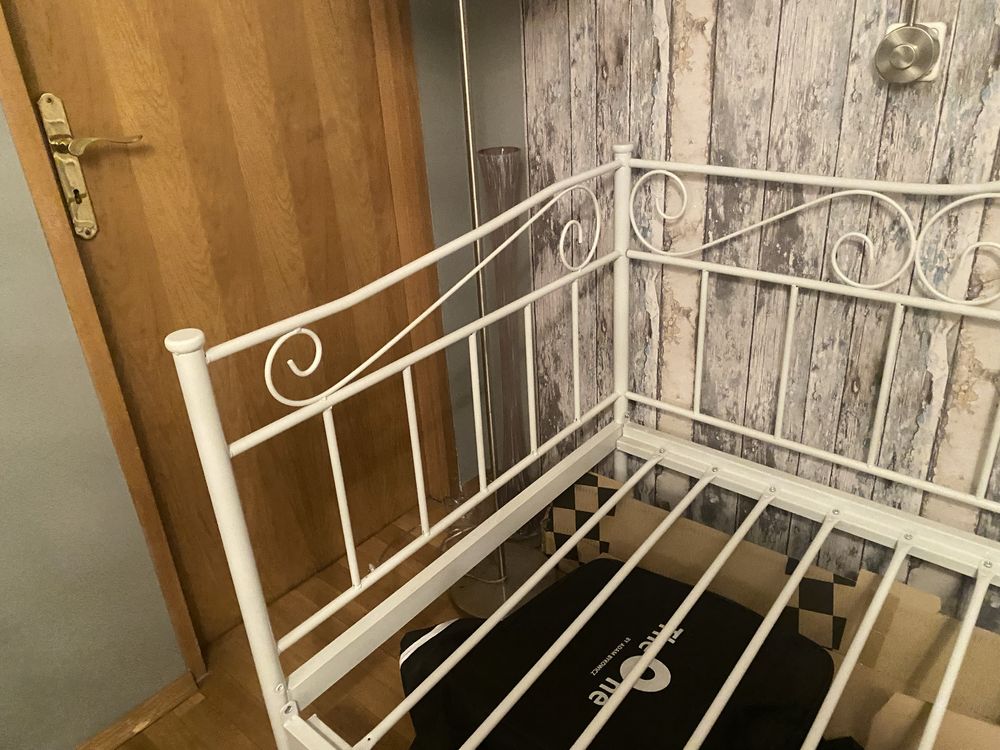 Łóżko białe metalowe jednoosobowe