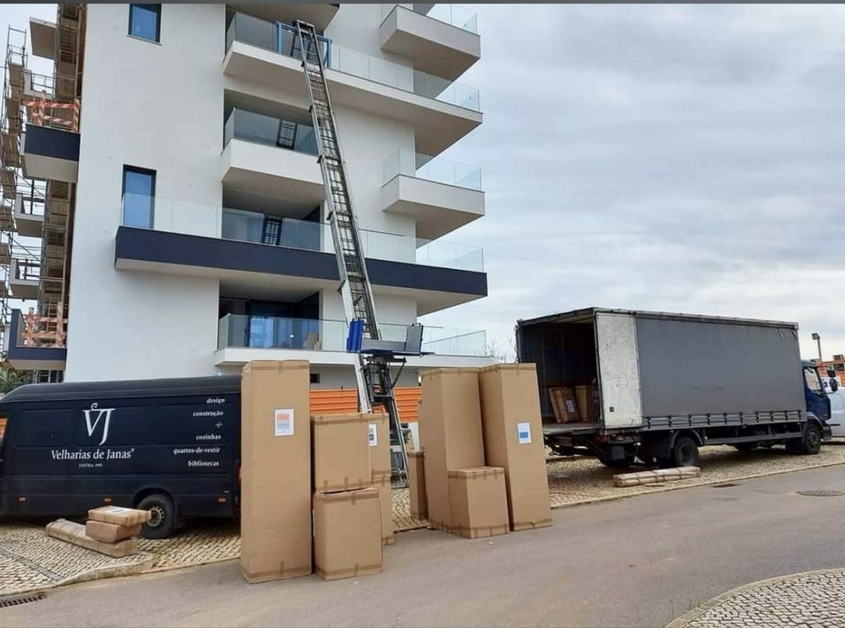 Serviço de transportes, camião palco para festas e mudanças.