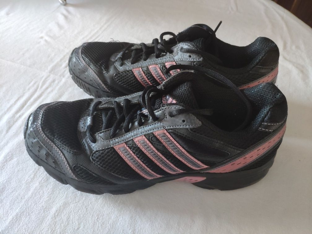 Tênis Adidas preto e rosa