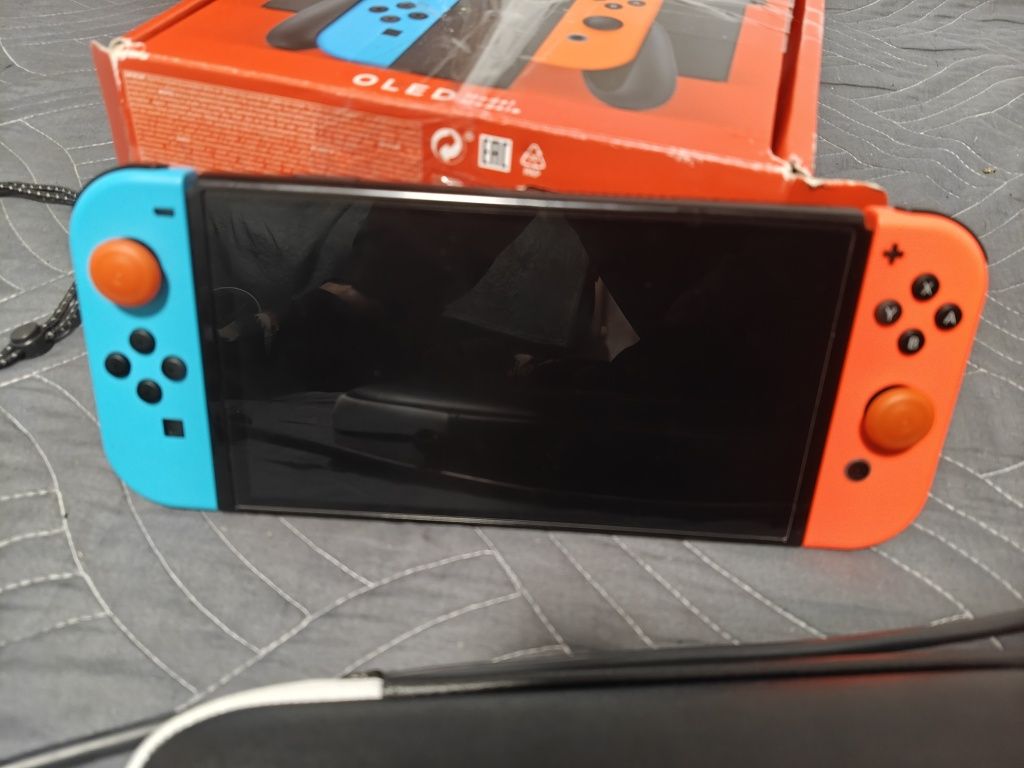 Nintendo switch OLED + акаунт, чохол, флешка
