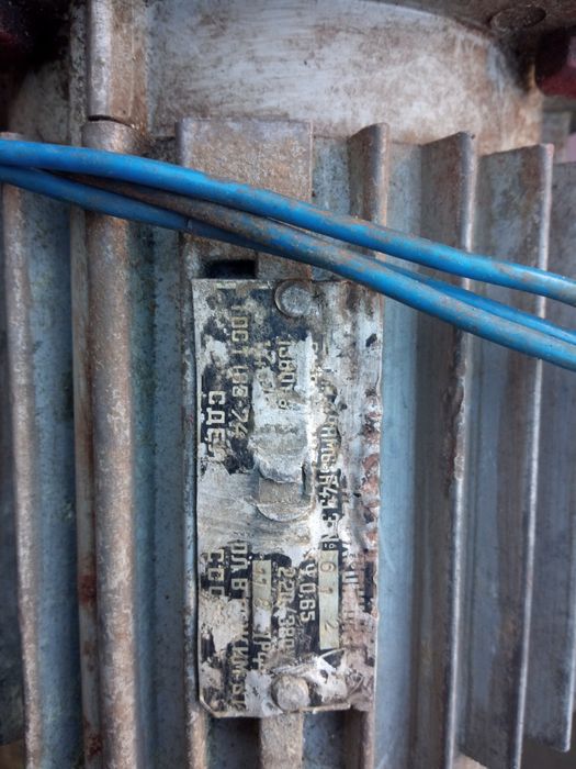 Редуктор з елекродвигуном