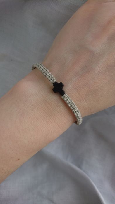 Bransoletka sznurkowa szara pleciona makrama krzyżyk czarny Howlit