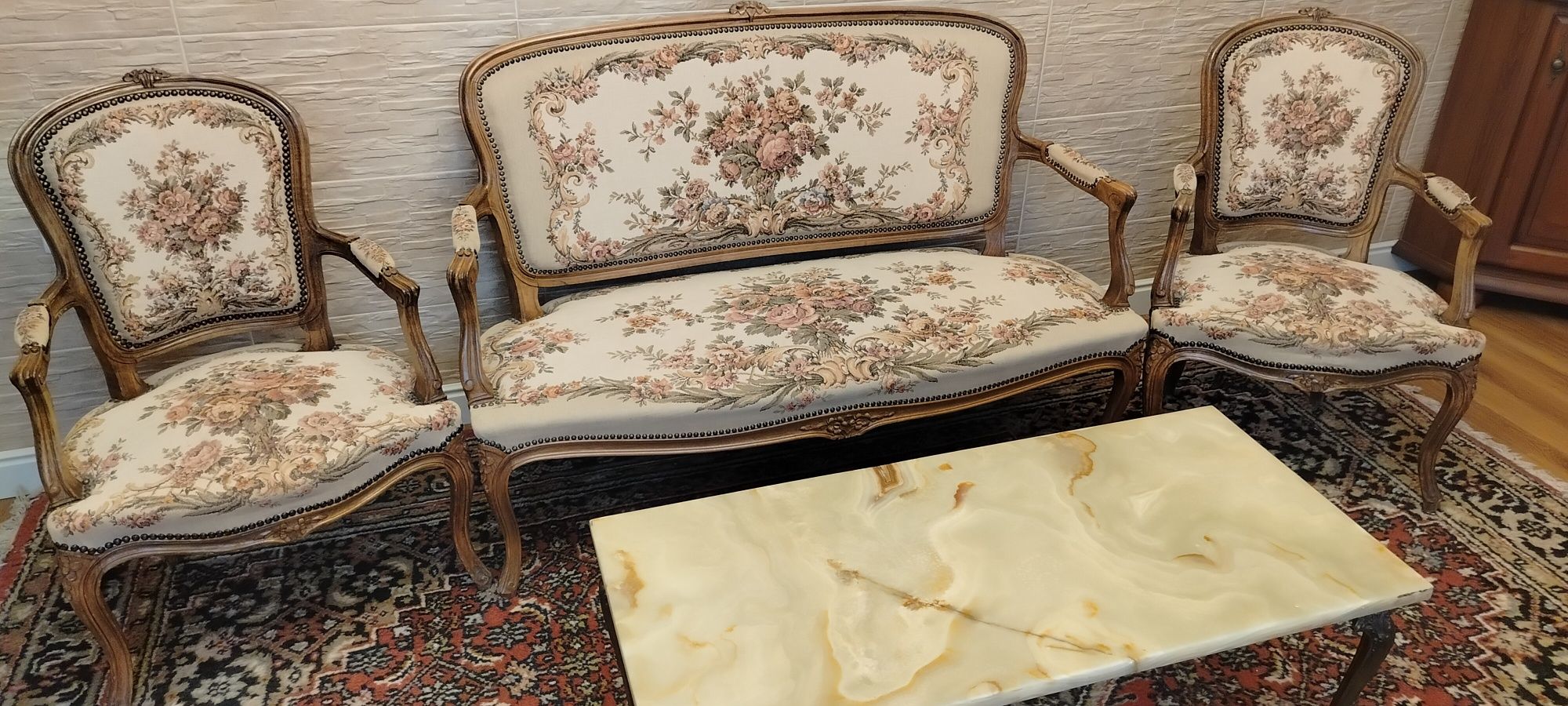 Dwa fotele , sofa plus stolik marmurowy