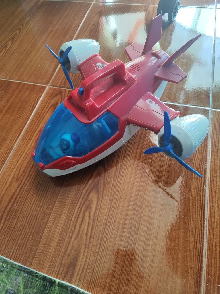 Vários brinquedos.