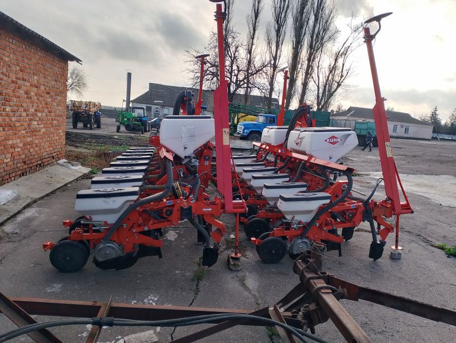 Продаєця сівалка кун плантер 3